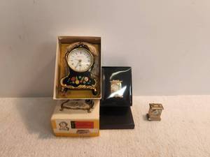 lot 210 image: Selection of 3 mini clocks