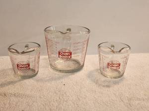 lot 211 image: Selection of 3 Oven Basics glass measuring cups