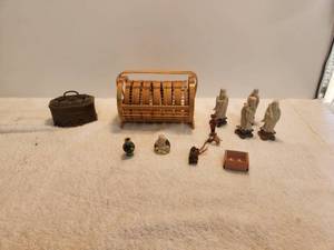 lot 214 image: Selection of Asian themed items