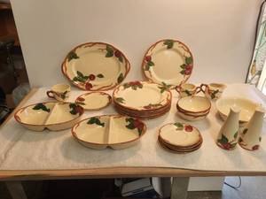 lot 216 image: Selection of Prarciscar Hand decorated dishware