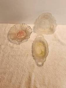 lot 226 image: Selection of vintage glass decorative bowls