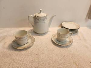 lot 238 image: Selection of Maria porcelain china