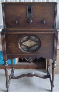 lot 40 image: 1929 Majestic 7 Radio--Needs Work
