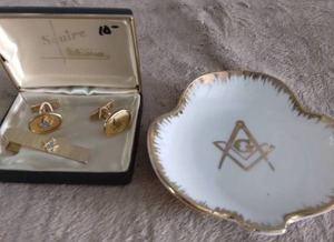 lot 80 image: Masonic Lodge cuff links, tie tack, and ash tray.  All in nice shape