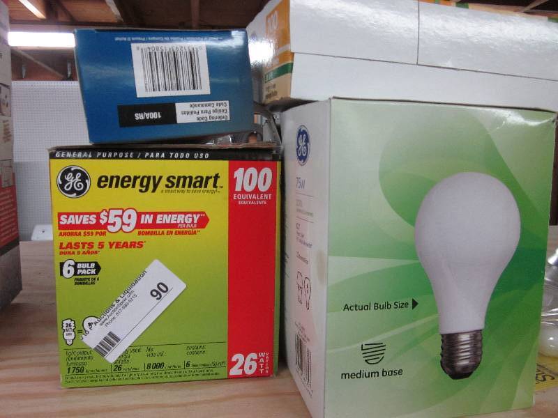 lot 90 image: Assorted light bulbs ( halogen floo...