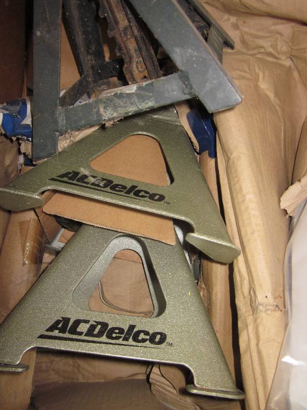 lot 13 image: 2 AC Delco Jack stands 3 ton  - NEW...
