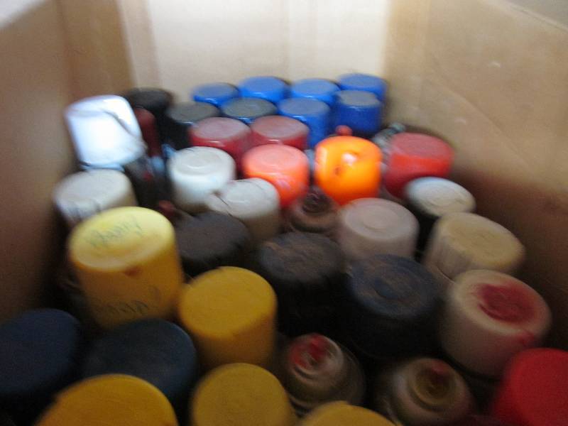 lot 22 image: Various spray paint x 40 (red, blue...