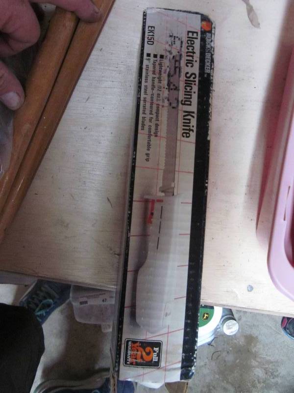 lot 31 image: Black n Decker electric knife...