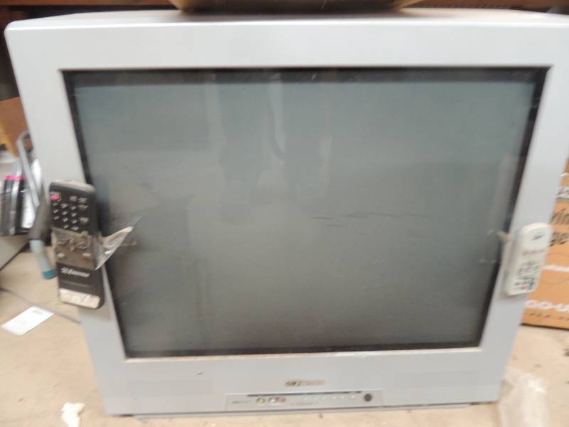 lot 171 image: Emerson 32 inch TV with remote...