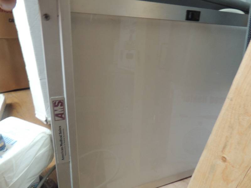 lot 242 image: LIGHT BOX  X-RAY VIEWING BOX  -American Medical...