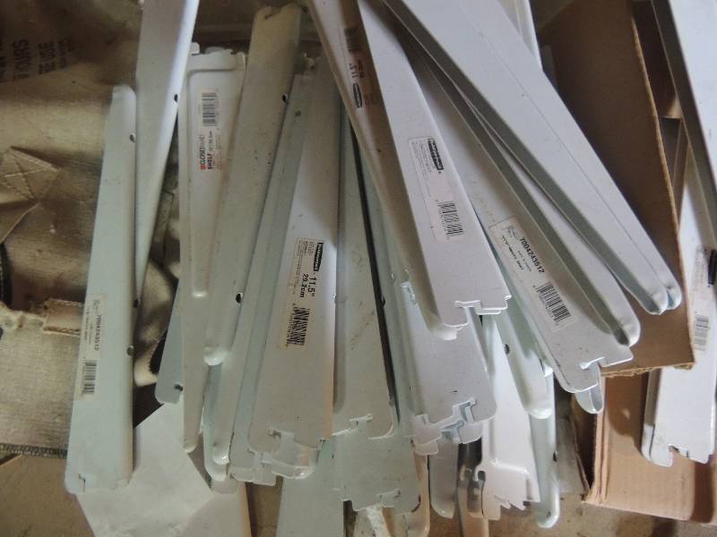 lot 85 image: Shelving brackets 17 wall mounts40...