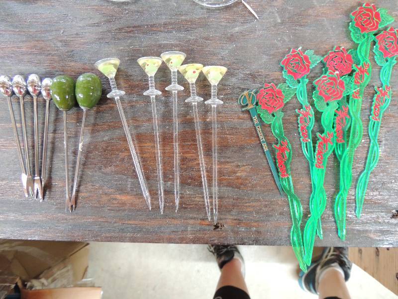 lot 343 image: swizzle sticks and squers x 16...