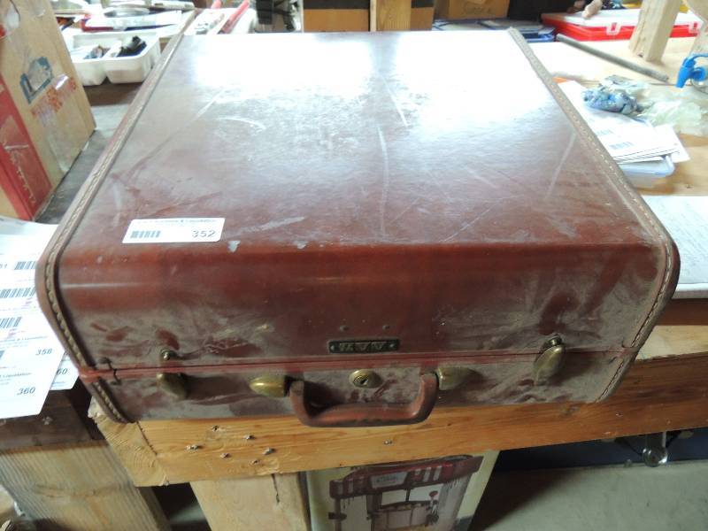 lot 352 image: Vintage samsonite suitcase...