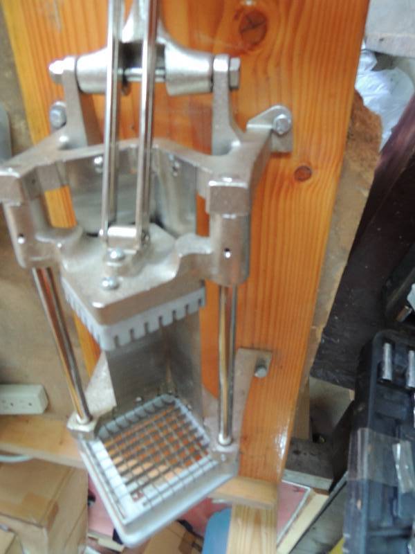 lot 401 image: large size french fri cutter...