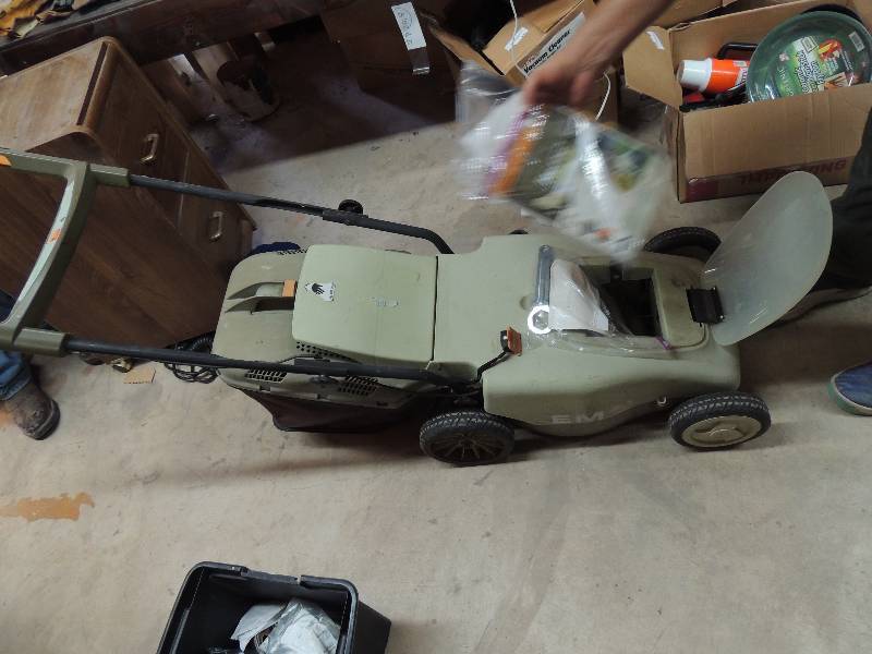lot 268 image: NEUTON MOWER - BATTERY PACK...