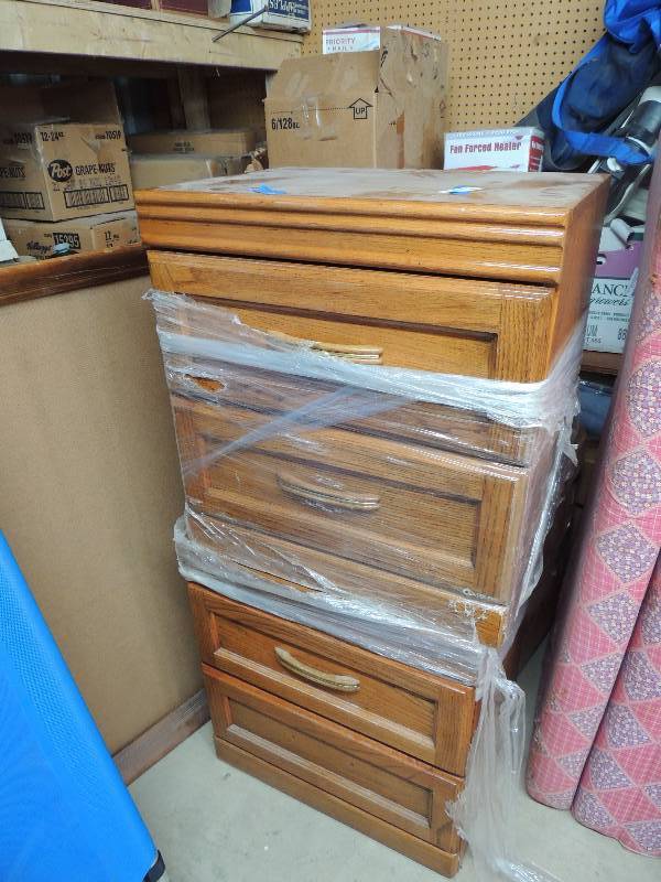 lot 501 image: 2 end tables 2 drawers (one handle ...