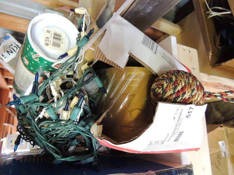lot 517 image: Christmas dcor...