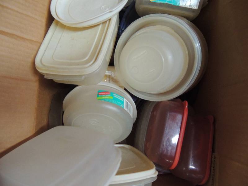 lot 603 image: BOX OF PLASTIC BOWLS, WITH & WITHOU...