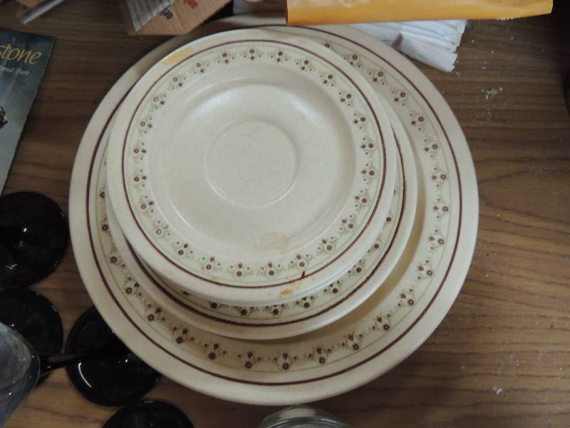 lot 600 image: 2 large plates, 2 salad plates, 3 d...