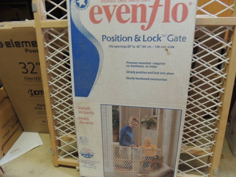 lot 613 image: EVENFLO CHILD LOCK GATE - NEW...