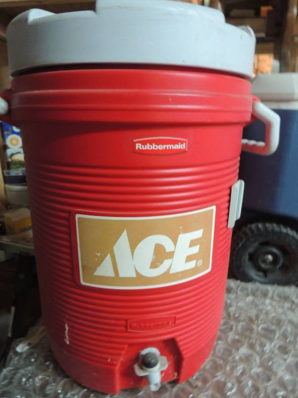 lot 650 image: RED RUBBERMAID WATER COOLER