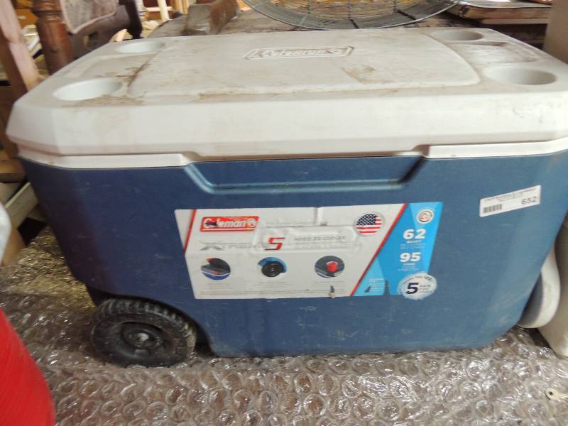 lot 652 image: COLEMAN ICE CHEST ON WHEELS - 62 QT