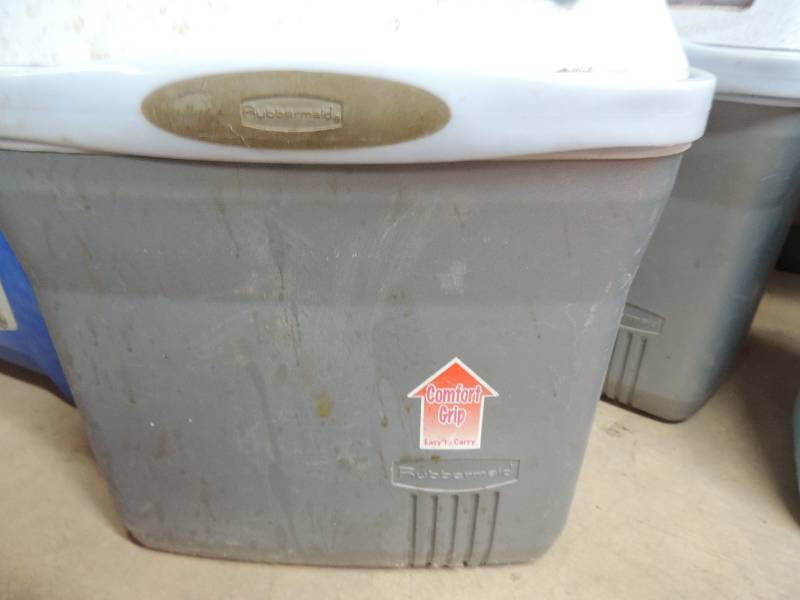 lot 653 image: RUBBERMAID ICE CHESTS W HANDLE - QTY 2