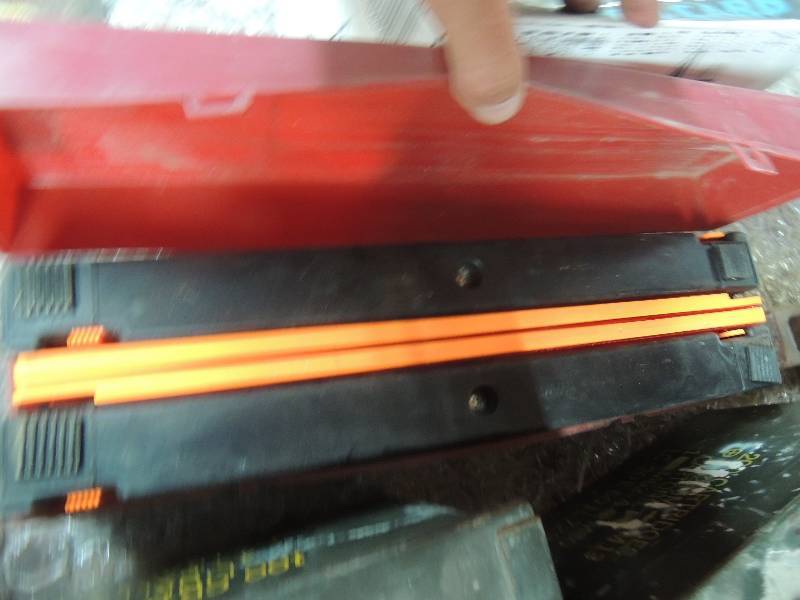 lot 906 image: Triangle emergency hit flare kit...