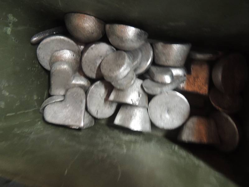 lot 923 image: Small green metal ammo box WITH 25 LBS OF LEAD