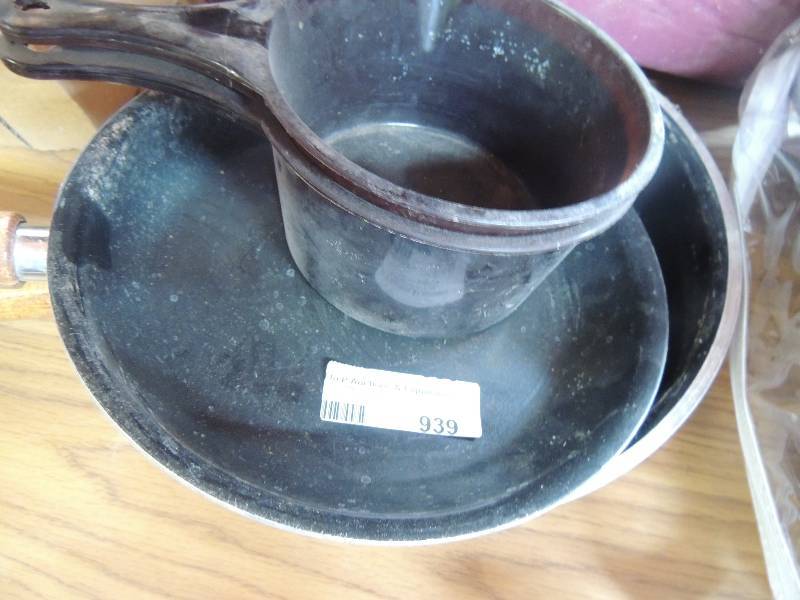 lot 939 image: 2 x metal skillets and 2 x lg blac...