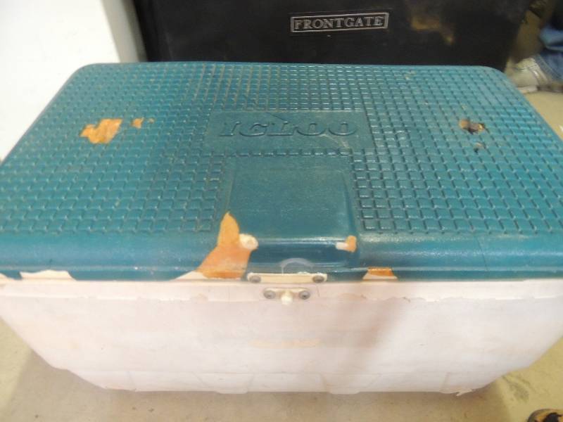 lot 582 image: Igloo cooler and padded seat...
