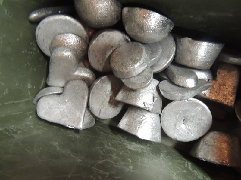 lot 920 image: Small green metal ammo box WITH 25 LBS OF LEAD