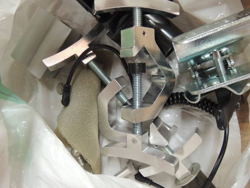 lot 900 image: Sunlock 44D flash & assorted clamps...
