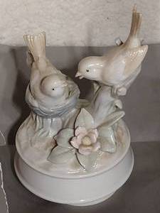 lot 42 image: Music box with birds.