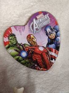 lot 43 image: Avengers collectable tin