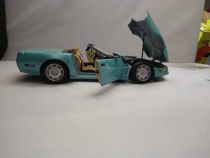 lot 24 image: Corvette 118 scale