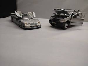 lot 23 image: 2 Mercedes 124 Scale Collectibles