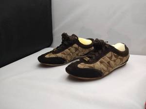 lot 50 image: Coach shoes
