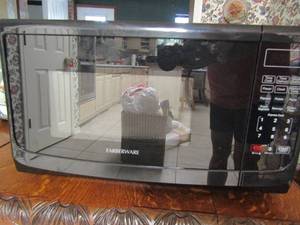 lot 39 image: Farberware Microwave oven 700 watts New never been used   paperwork inside