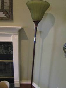 lot 12 image: Metal floor lamp very nice 6ft tall