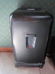 lot 43 image: Staples rolling paper shredder