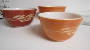 lot 44 image: VINTAGE AUTUMN HARVEST  ORANGE PYREX NESTING MIXING BOWLS  Set of 3  Pyrex bowls - 750 mil, 1.5 L , 2.5 L    times the $