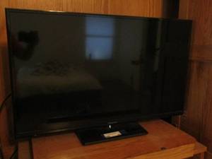 lot 48 image: Panasonic 32 in tv