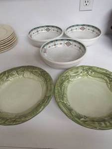 lot 53 image: 3 studio nova Mexican bowls, 2 Mariano made in Italy green bowls