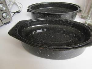 lot 58 image: Bland and white speckled roasting pans with lids qty2