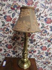 lot 75 image: 25 tall brass lamp with shade