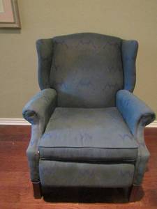 lot 90 image: Style and quality Burris recliner green in color