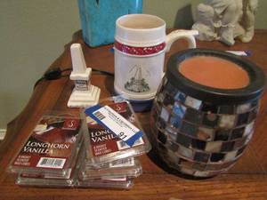 lot 91 image: cinnamon bun and long horn new and used Scentsy, stained glass Scentsy warmer
