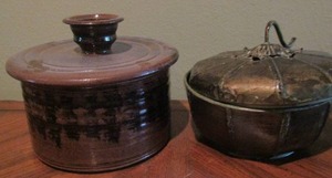 lot 10 image: CHEESE PRESERVER CONTAINOR &  CERAMIC POT