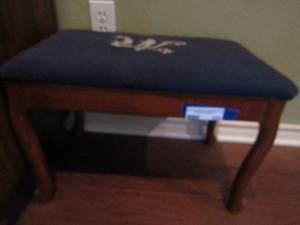 lot 103 image: 142112 Padded cushion stool with initial M on it